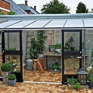 Juliana Gewächshaus Veranda 12.9 Alu Sicherheitsglas Außenmaß (BxT): 439 x 293 cm Wand: 3 mm Sicherheitsglas Dach: 10 mm Polycarbonat, perlweiß Gesamthöhe: 259 cm Rahmen: eloxierte Aluminium-Profile Farbe: Alu natur -