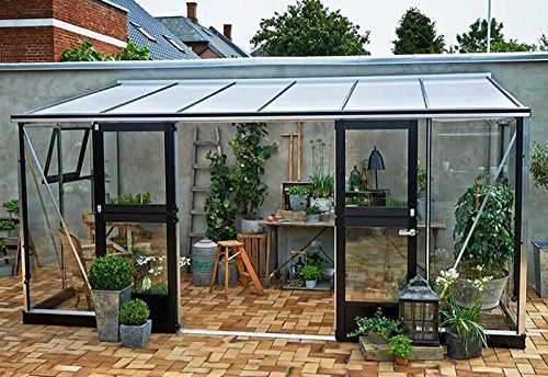 Juliana Gewächshaus Veranda 12.9 Alu Sicherheitsglas Außenmaß (BxT): 439 x 293 cm Wand: 3 mm Sicherheitsglas Dach: 10 mm Polycarbonat, perlweiß Gesamthöhe: 259 cm Rahmen: eloxierte Aluminium-Profile Farbe: Alu natur -