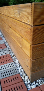 Unser Hochbeet: Douglasie Holzdielen mit Rillen Struktur